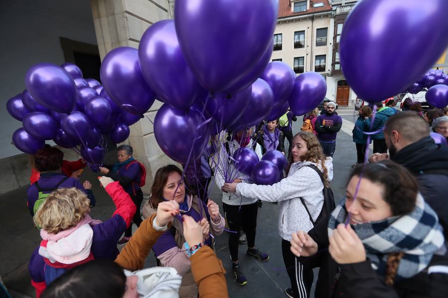 Cerca de 100 personas han recorrido la distancia que separa la plaza del Ayuntamiento de Siero del Parque de La Paz de Lugones