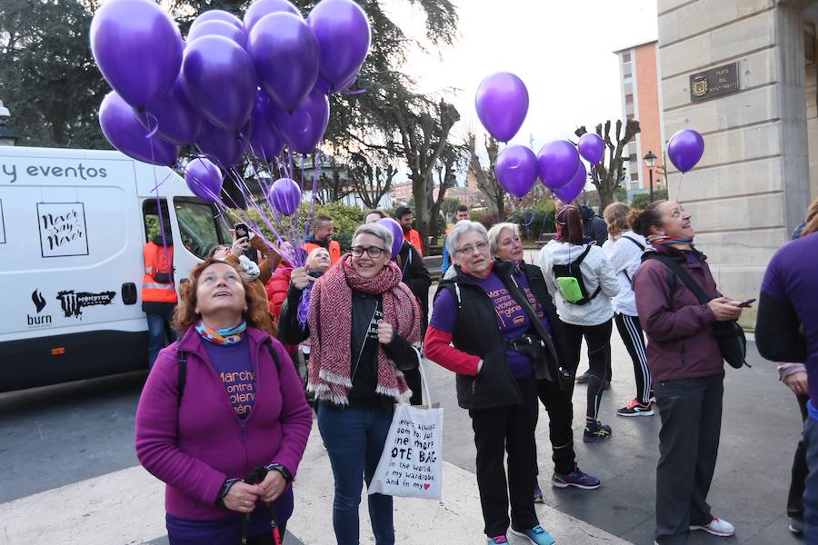 Cerca de 100 personas han recorrido la distancia que separa la plaza del Ayuntamiento de Siero del Parque de La Paz de Lugones