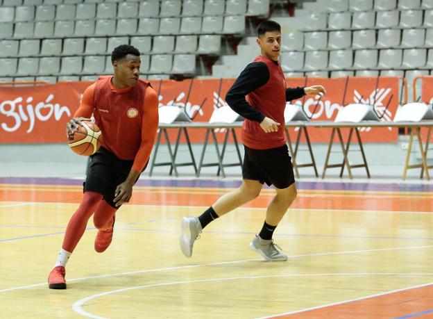 Osayande, a la izquierda, y Uccelo, en el entrenamiento de ayer en el Palacio. 