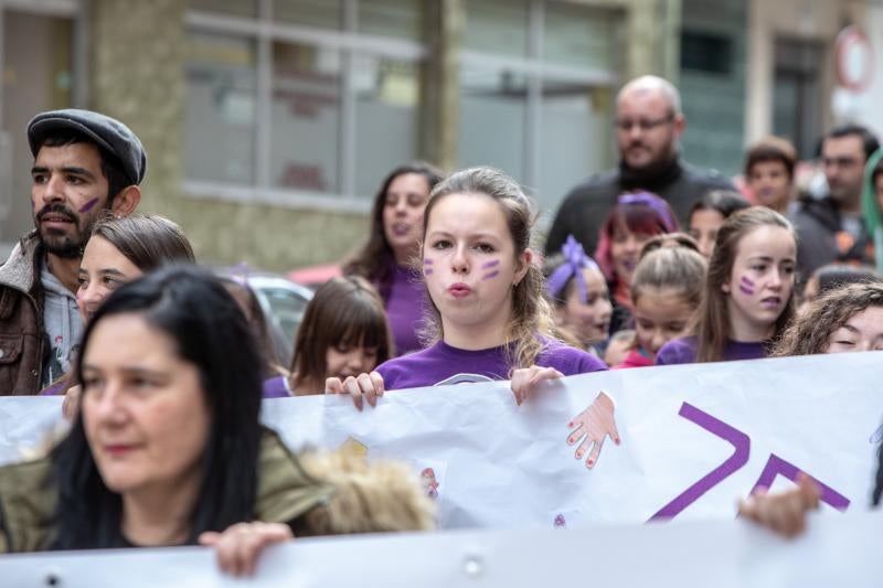 Medio millar de personas han parcipado en la XI Marcha Comarcal contra la Violencia de Género, una iniciativa que ha recorrido el centro de Las Vegas al grito de «¡Violencia machista, no!»