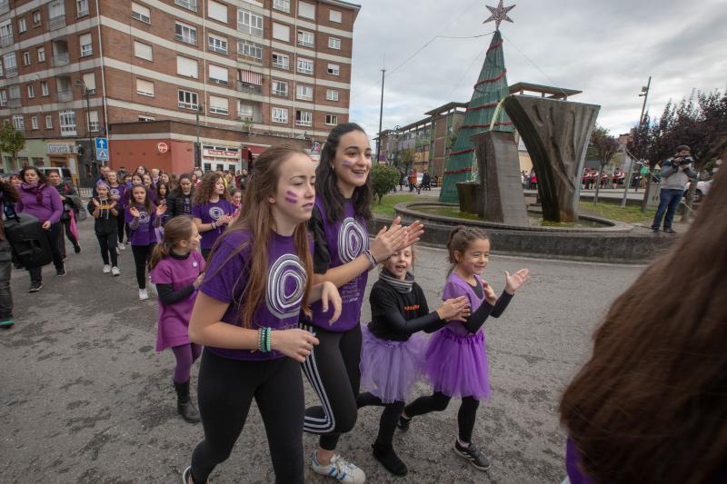 Medio millar de personas han parcipado en la XI Marcha Comarcal contra la Violencia de Género, una iniciativa que ha recorrido el centro de Las Vegas al grito de «¡Violencia machista, no!»