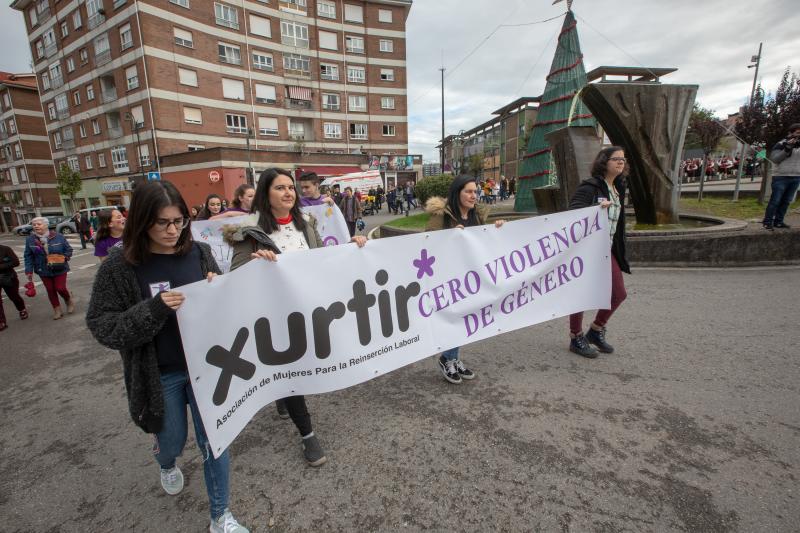 Medio millar de personas han parcipado en la XI Marcha Comarcal contra la Violencia de Género, una iniciativa que ha recorrido el centro de Las Vegas al grito de «¡Violencia machista, no!»