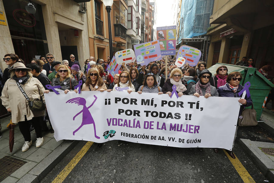 Miles de personas han salido a las calles de Gijón este 25 de noviembre para expresar su rechazo hacia la violencia de género y reivindicar una justicia alejada de concepciones machistas y patriarcales.