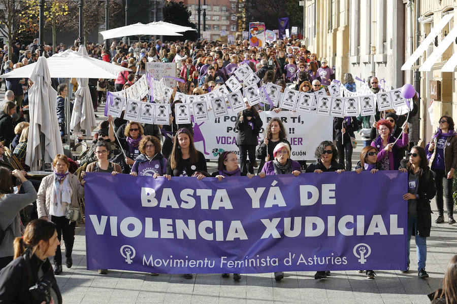 Miles de personas han salido a las calles de Gijón este 25 de noviembre para expresar su rechazo hacia la violencia de género y reivindicar una justicia alejada de concepciones machistas y patriarcales.