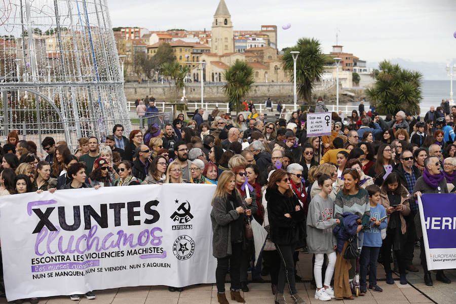 Miles de personas han salido a las calles de Gijón este 25 de noviembre para expresar su rechazo hacia la violencia de género y reivindicar una justicia alejada de concepciones machistas y patriarcales.