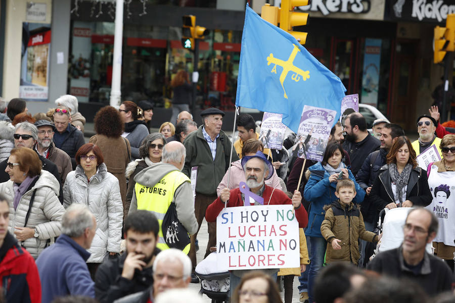 Miles de personas han salido a las calles de Gijón este 25 de noviembre para expresar su rechazo hacia la violencia de género y reivindicar una justicia alejada de concepciones machistas y patriarcales.