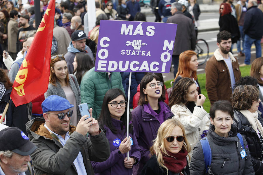 Miles de personas han salido a las calles de Gijón este 25 de noviembre para expresar su rechazo hacia la violencia de género y reivindicar una justicia alejada de concepciones machistas y patriarcales.