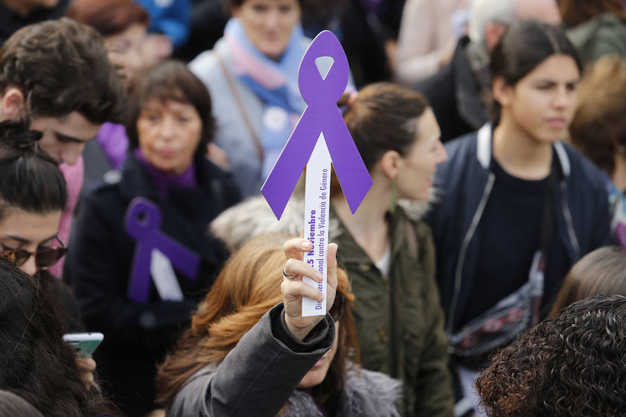 Miles de personas han salido a las calles de Gijón este 25 de noviembre para expresar su rechazo hacia la violencia de género y reivindicar una justicia alejada de concepciones machistas y patriarcales.