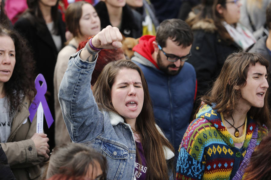 Miles de personas han salido a las calles de Gijón este 25 de noviembre para expresar su rechazo hacia la violencia de género y reivindicar una justicia alejada de concepciones machistas y patriarcales.