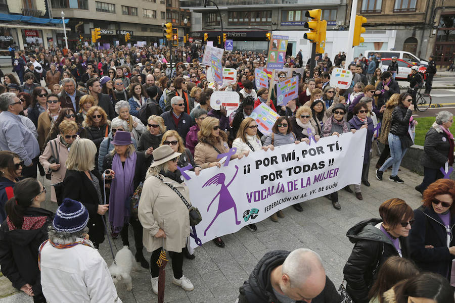 Miles de personas han salido a las calles de Gijón este 25 de noviembre para expresar su rechazo hacia la violencia de género y reivindicar una justicia alejada de concepciones machistas y patriarcales.