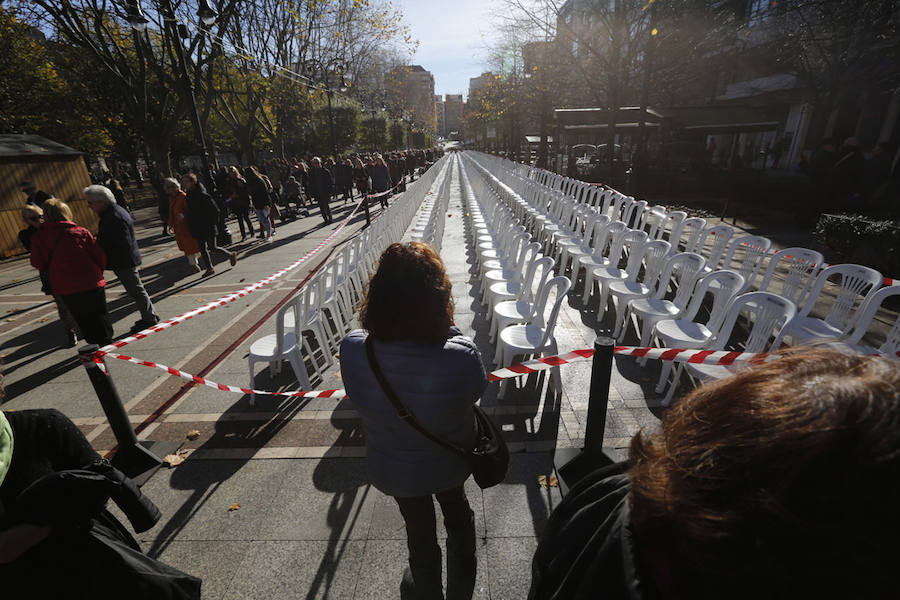 Miles de personas han salido a las calles de Gijón este 25 de noviembre para expresar su rechazo hacia la violencia de género y reivindicar una justicia alejada de concepciones machistas y patriarcales.