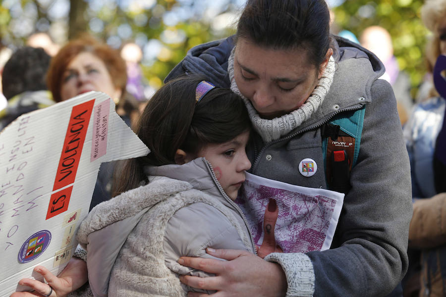 Miles de personas han salido a las calles de Gijón este 25 de noviembre para expresar su rechazo hacia la violencia de género y reivindicar una justicia alejada de concepciones machistas y patriarcales.