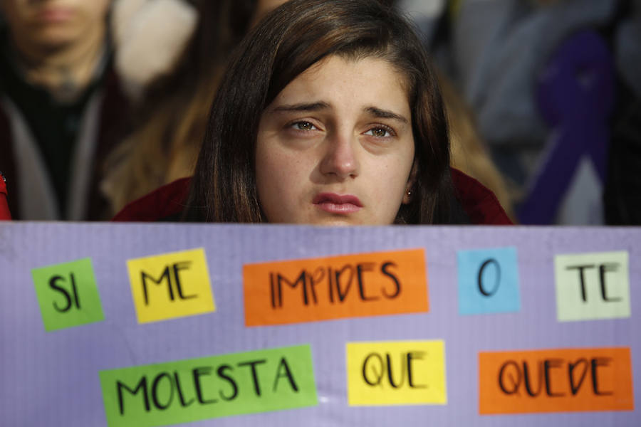 Miles de personas han salido a las calles de Gijón este 25 de noviembre para expresar su rechazo hacia la violencia de género y reivindicar una justicia alejada de concepciones machistas y patriarcales.