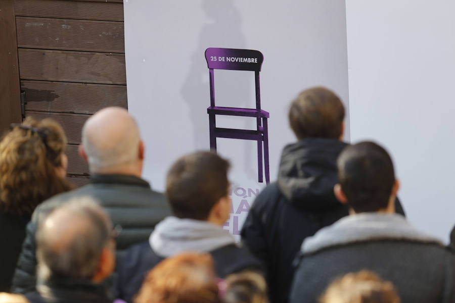 Miles de personas han salido a las calles de Gijón este 25 de noviembre para expresar su rechazo hacia la violencia de género y reivindicar una justicia alejada de concepciones machistas y patriarcales.