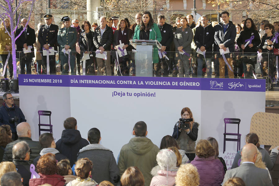 Miles de personas han salido a las calles de Gijón este 25 de noviembre para expresar su rechazo hacia la violencia de género y reivindicar una justicia alejada de concepciones machistas y patriarcales.