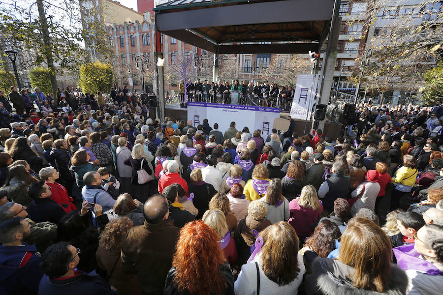 Miles de personas han salido a las calles de Gijón este 25 de noviembre para expresar su rechazo hacia la violencia de género y reivindicar una justicia alejada de concepciones machistas y patriarcales.