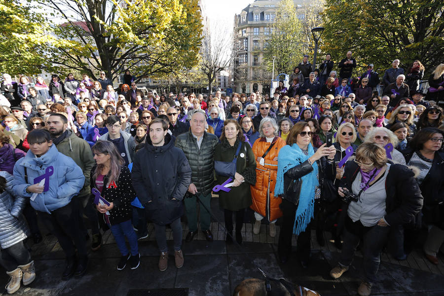 Miles de personas han salido a las calles de Gijón este 25 de noviembre para expresar su rechazo hacia la violencia de género y reivindicar una justicia alejada de concepciones machistas y patriarcales.