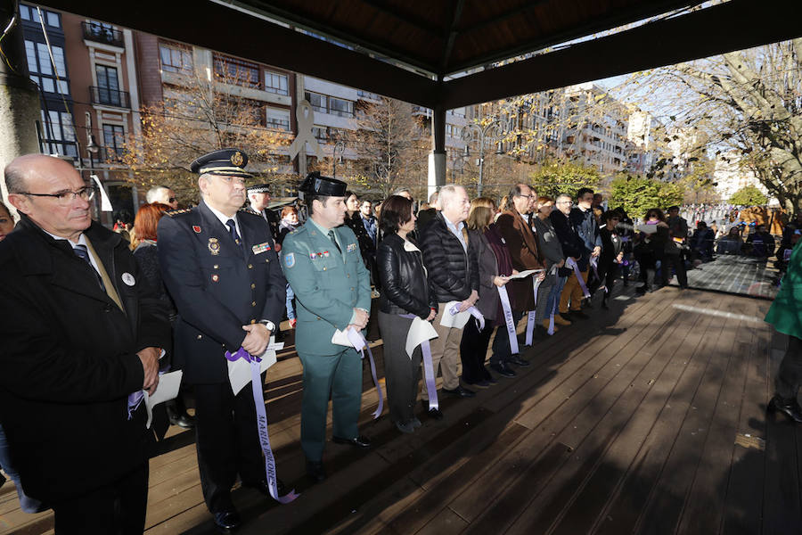 Miles de personas han salido a las calles de Gijón este 25 de noviembre para expresar su rechazo hacia la violencia de género y reivindicar una justicia alejada de concepciones machistas y patriarcales.