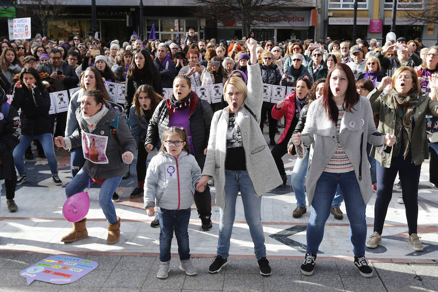 Miles de personas han salido a las calles de Gijón este 25 de noviembre para expresar su rechazo hacia la violencia de género y reivindicar una justicia alejada de concepciones machistas y patriarcales.