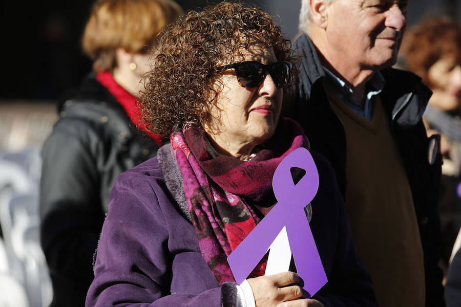 Miles de personas han salido a las calles de Gijón este 25 de noviembre para expresar su rechazo hacia la violencia de género y reivindicar una justicia alejada de concepciones machistas y patriarcales.