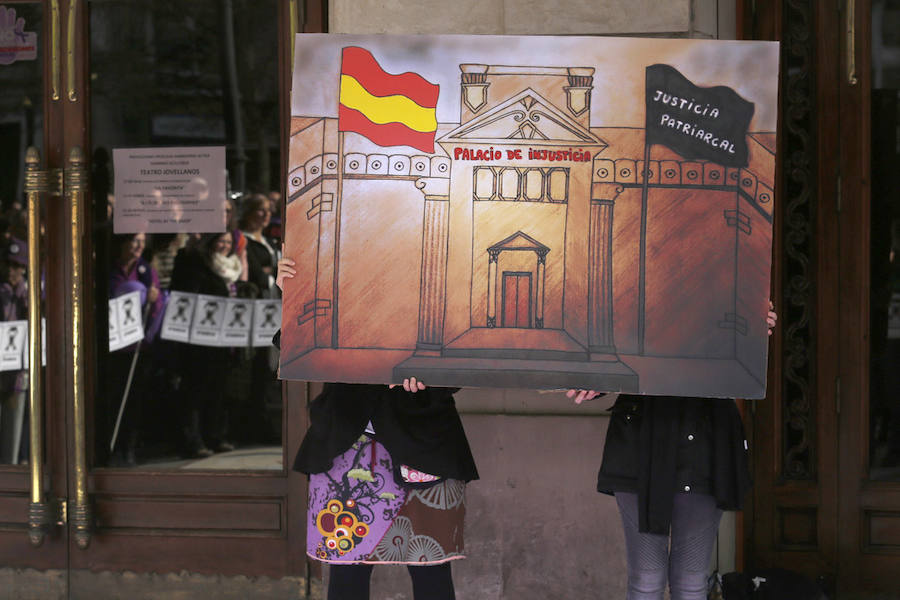 Miles de personas han salido a las calles de Gijón este 25 de noviembre para expresar su rechazo hacia la violencia de género y reivindicar una justicia alejada de concepciones machistas y patriarcales.