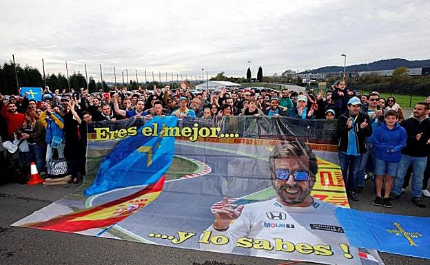 Seguidores de Fernando Alonso en el circuito de La Morgal.
