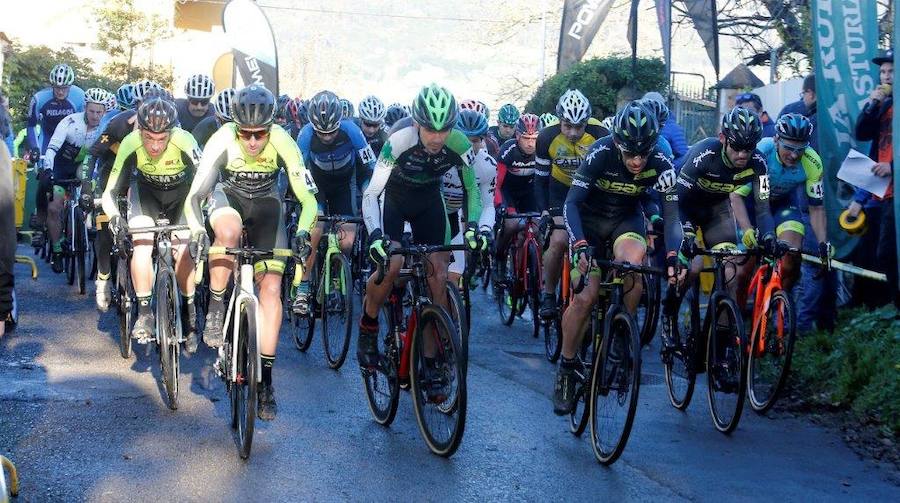 Más de 200 deportistas han participado en el 49 Ciclocross de la Tenderina. Esta prueba, disputada en los prados del Mercadín, es una de las clásicas de la disciplina en España. 