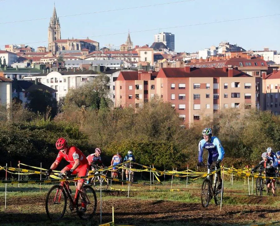 Más de 200 deportistas han participado en el 49 Ciclocross de la Tenderina. Esta prueba, disputada en los prados del Mercadín, es una de las clásicas de la disciplina en España. 