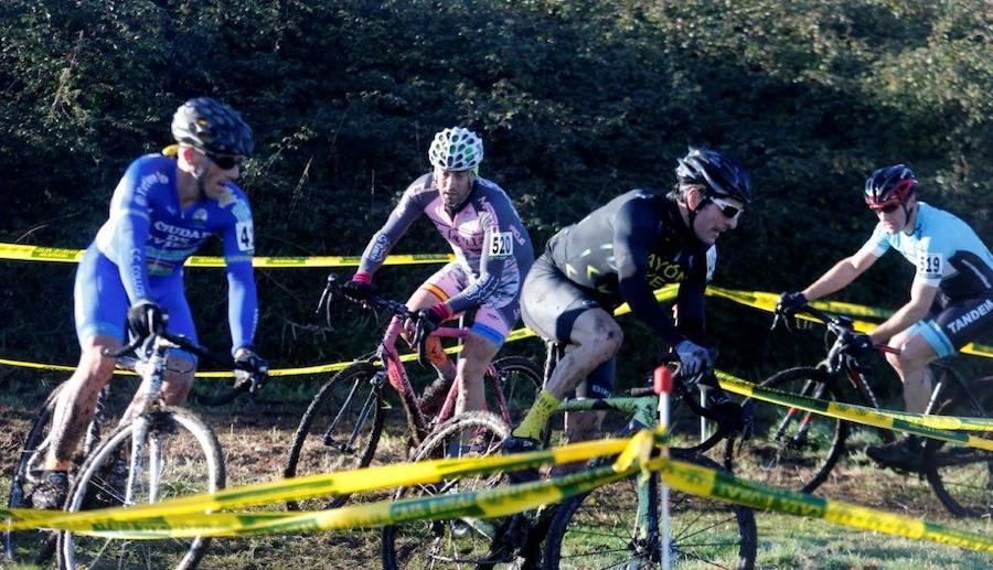 Más de 200 deportistas han participado en el 49 Ciclocross de la Tenderina. Esta prueba, disputada en los prados del Mercadín, es una de las clásicas de la disciplina en España. 