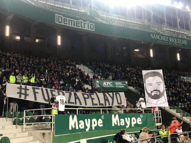 Los aficionados del Elche y del Albacete rindieron homenaje al asturiano Pelayo Novo en el estadio Martínez Valero. 