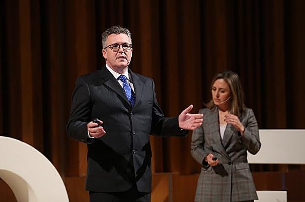 El economista asturiano Javier García y María Calvo, vicepresidenta de Fade, durante el acto organizado por la patronal el pasado viernes en el Auditorio de Oviedo. 
