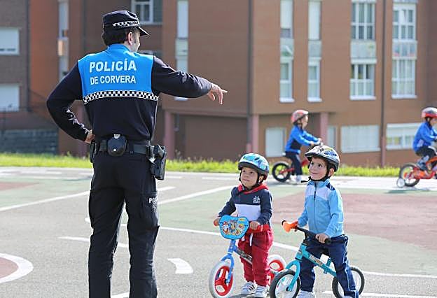 El Ayuntamiento amortizará tres plazas de agente de la Policía Local. 