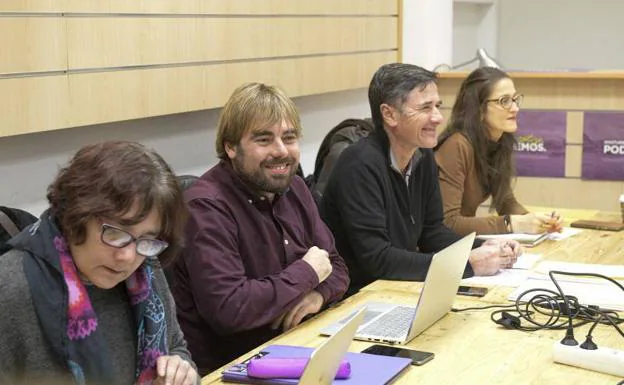 La dirección de Podemos Asturias durante la reunión en la que han acordado el respaldo a las cuentas regionales de 2019.