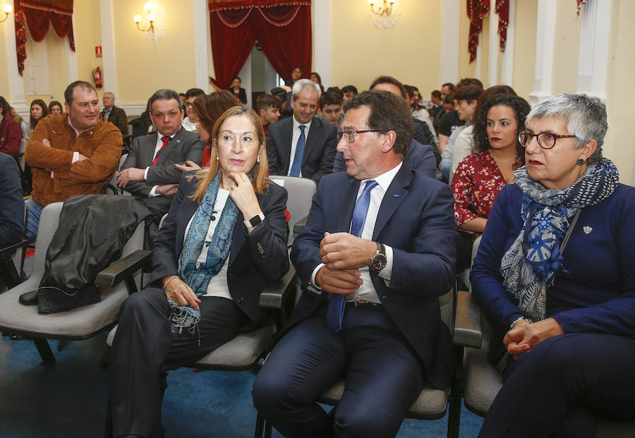 La presidente deL Congreso anunció la entrega de la Gran Cruz de la Orden Civil de Alfonso X El Sabio a Luis Felipe Fernández, impulsor de las jornadas, así como la Placa de Honor de Alfonso X El Sabio a los institutos de Ibias y Vegadeo