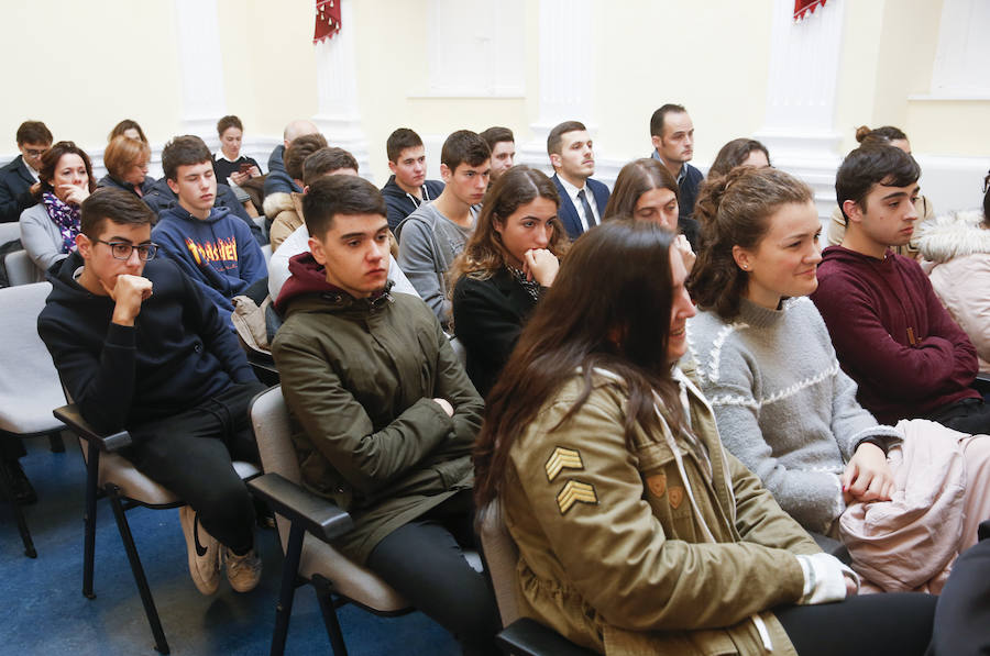 La presidente deL Congreso anunció la entrega de la Gran Cruz de la Orden Civil de Alfonso X El Sabio a Luis Felipe Fernández, impulsor de las jornadas, así como la Placa de Honor de Alfonso X El Sabio a los institutos de Ibias y Vegadeo