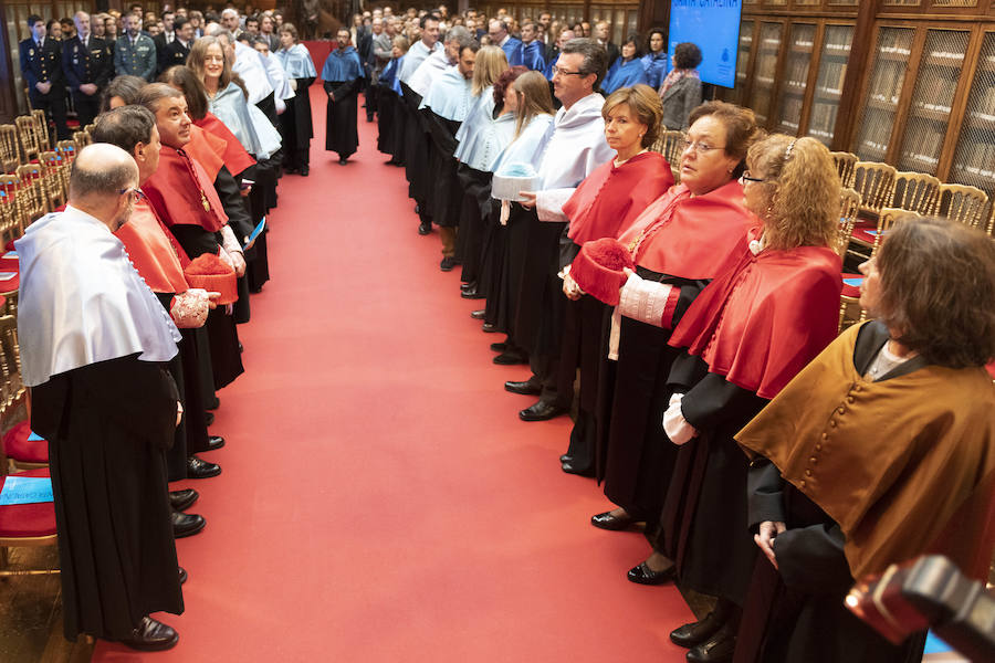 El rector Santiago García Granda ha presidido esta mañana el acto de celebración, en el que la directora de Salud Pública de la Organización Mundial de la Salud, María Neira, hizo un llamamiento a acabar con los combustibles fósiles.