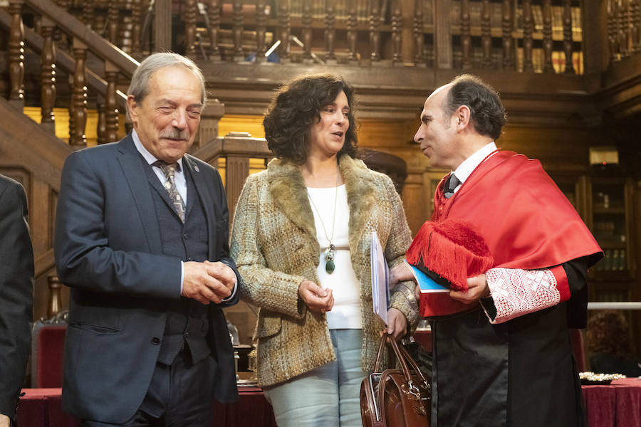 El rector Santiago García Granda ha presidido esta mañana el acto de celebración, en el que la directora de Salud Pública de la Organización Mundial de la Salud, María Neira, hizo un llamamiento a acabar con los combustibles fósiles.