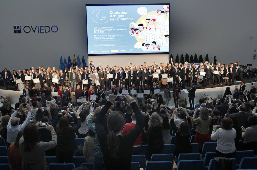 UNICEF, el Ministerio de Sanidad, la Federación Española de Municipios y Provincias y el Instituto Universitario de 'Necesidades y Derechos de la Infancia y la Adolescencia' hicieron entrega de estos premios en Oviedo.