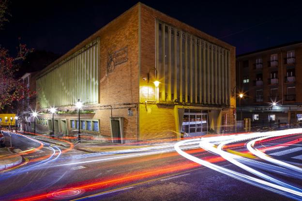 El teatro Prendes de Candás, iluminado anoche. 