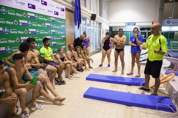 Los cursillistas asisten a uno de los talleres, en la piscina del Santa Olaya. 