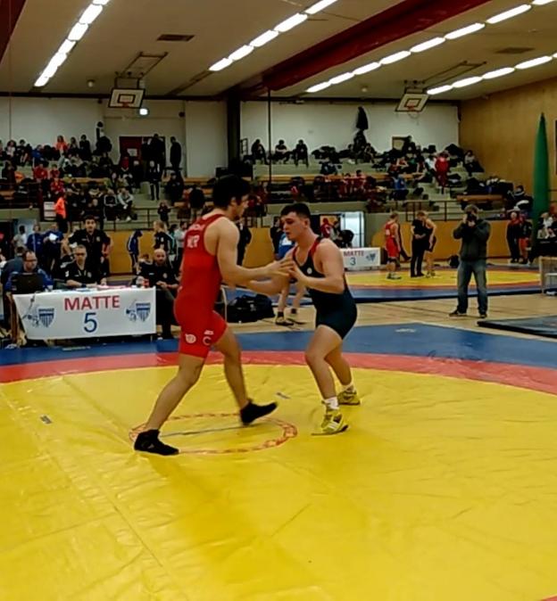 Iván Álvarez, a la derecha, en uno de sus combates. 