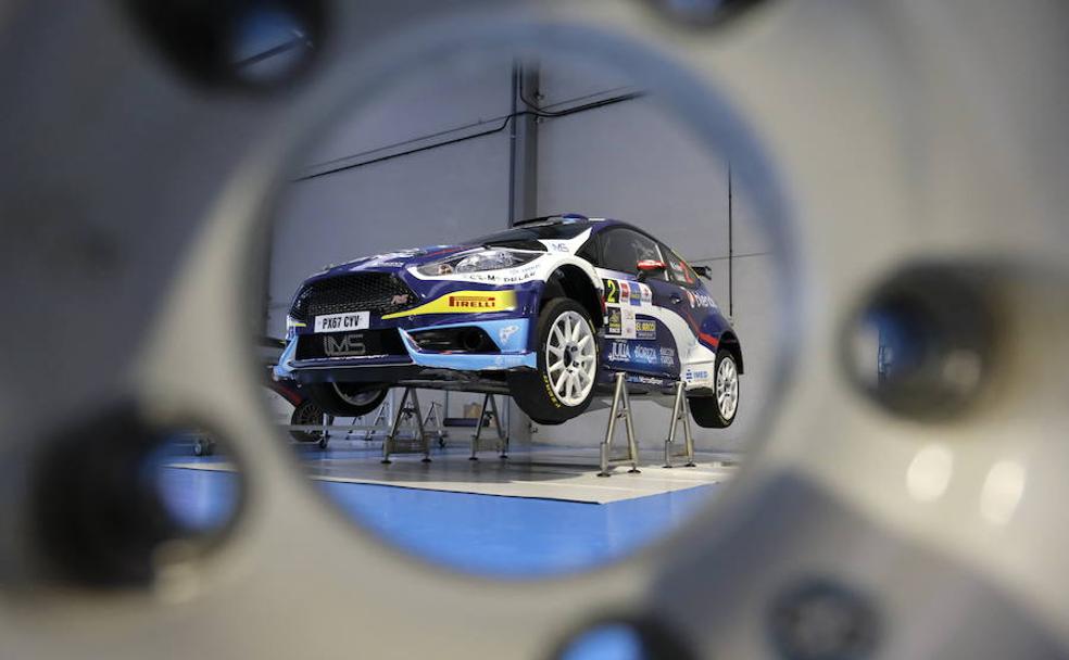 El Ford Fiesta R5 del campeón Miguel Fuster, en el taller llanisco, a su regreso del último rally en Madrid. 