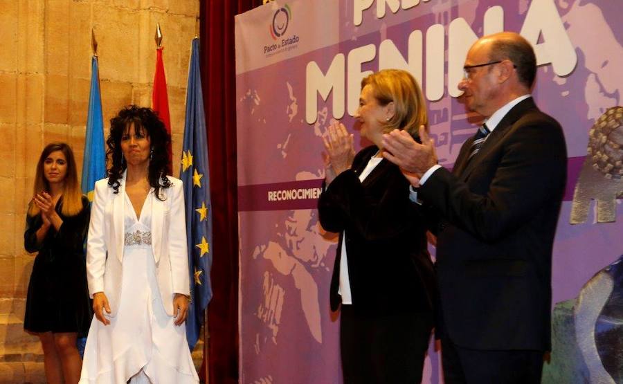 La cantante Cristina del Valle, presidenta de la Plataforma de Mujeres Artistas contra la Violencia de Género, ha recogido en Oviedo el Premio Menina, un reconocimiento a su compromiso contra la violencia machista. La empresa Mantequerías Arias, los Centros Asesores de la Mujer, el Centro de Profesorado y Recursos de Gijón-Oriente, las Unidades de Familia y Mujer de la Policía Nacional y los Equipos Mujer-Menor de la Guardia Civil también han sido distinguidos por su trabajo contra las agresiones sexistas y en favor de la igualdad. La entrega de galardones ha estado presidida por la delegada del Gobierno en Asturias, Delia Losa.