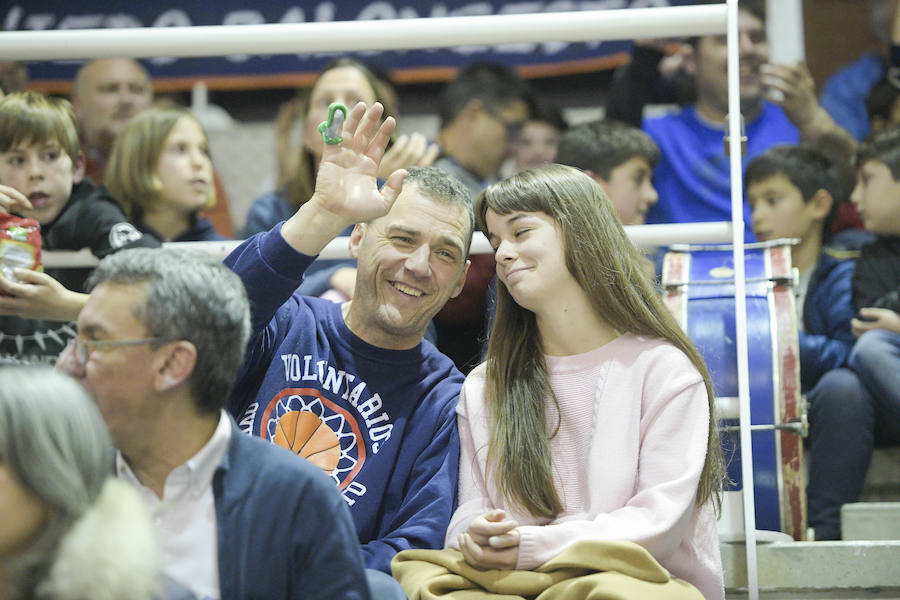 El conjunto ovetense logra su segunda victoria en Pumarín en una tarde marcada por los mensajes de apoyo al recién lesionado Fran Cárdenas