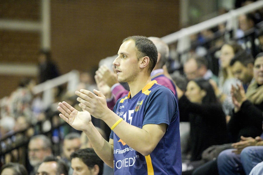 El conjunto ovetense logra su segunda victoria en Pumarín en una tarde marcada por los mensajes de apoyo al recién lesionado Fran Cárdenas