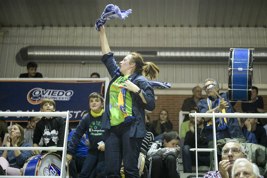 El conjunto ovetense logra su segunda victoria en Pumarín en una tarde marcada por los mensajes de apoyo al recién lesionado Fran Cárdenas