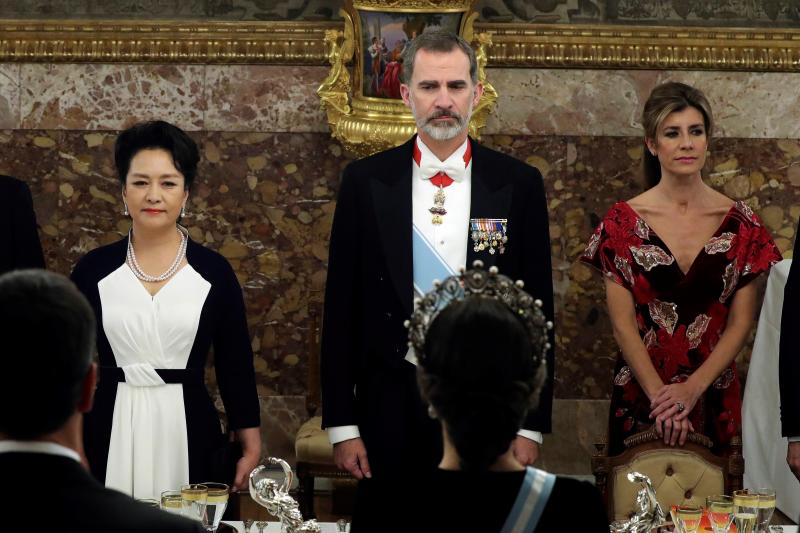 Begoña López apostó por un diseño rojo del asturiano Marcos Luengo. La Reina Letizia, todo al negro con un Varela que cedía el protagonismo a su flamante tiara. 