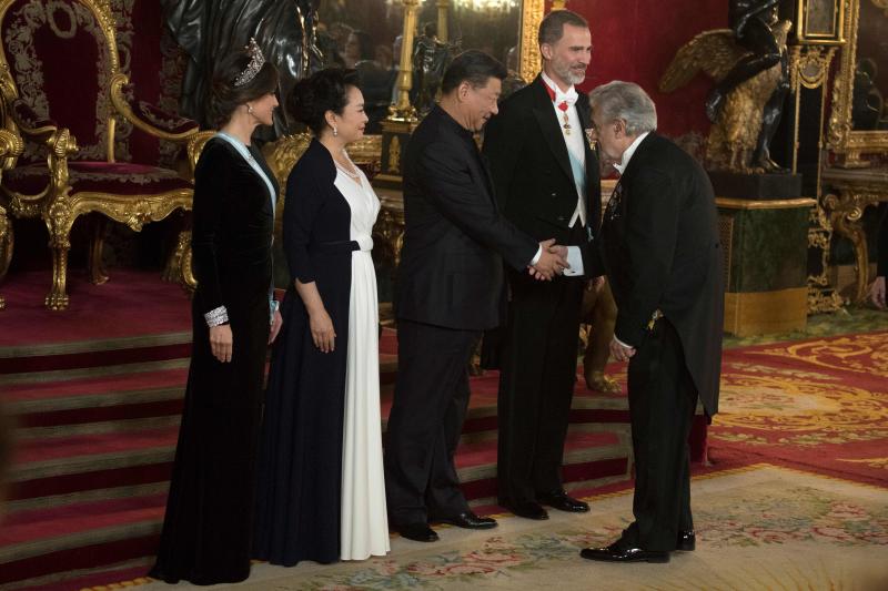 Begoña López apostó por un diseño rojo del asturiano Marcos Luengo. La Reina Letizia, todo al negro con un Varela que cedía el protagonismo a su flamante tiara. 