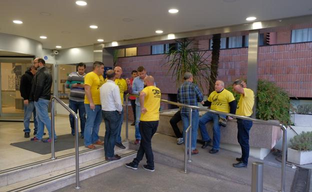 Los trabajadores de Alcoa, en un receso de la reunión que ayer mantuvieron en Madrid con la empresa. / IÑAKI MARTÍNEZ