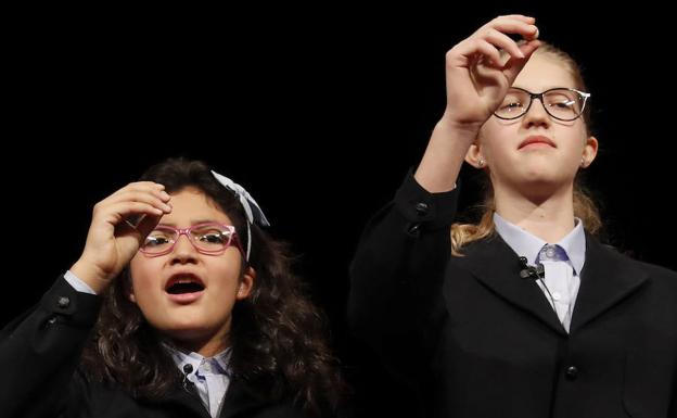 Dos niñas de San Ildefonso cantan un premio. 